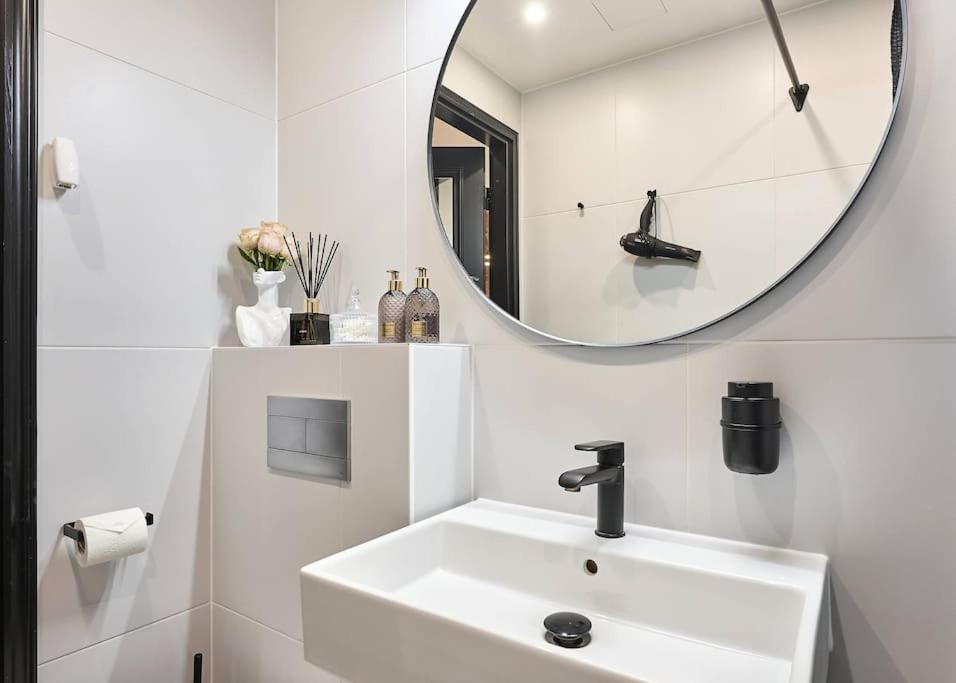 Urban-Glam City Centre Studio With A Gym And Terrace Tallinn Extérieur photo