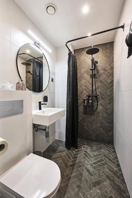 Urban-Glam City Centre Studio With A Gym And Terrace Tallinn Extérieur photo